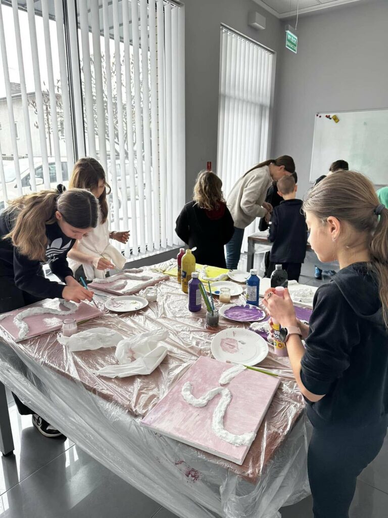 warsztaty-plastyczne-kobylka-sherlock